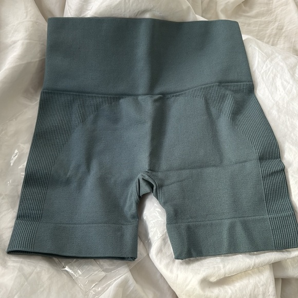 SET Active Set Sculpt Flex Ribbed Bra (Size S) & Biker Short (Size XS) in Wave - Picture 5 of 5